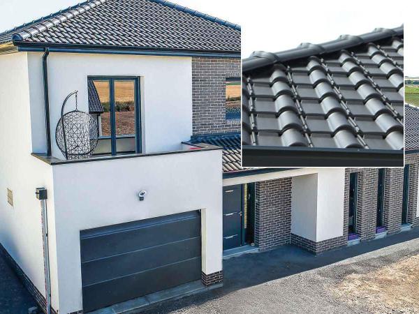 Maison contemporaine avec toiture sombre et détail des tuiles en médaillon