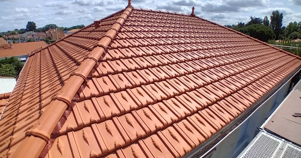 Toiture en tuiles de terre cuite avec faîtages et arêtiers soignés. Photo fournie pour illustrer la démo.